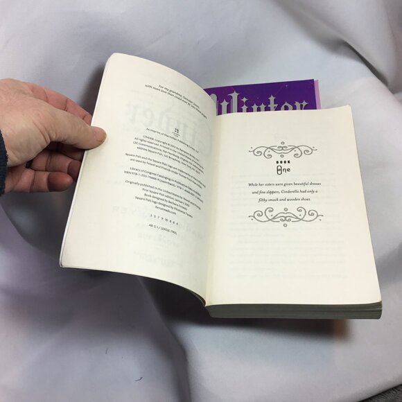 The Lunar Chronicles: Marissa Meyer Lot of 2: Book 1 and Book 4 - Picture 8 of 11